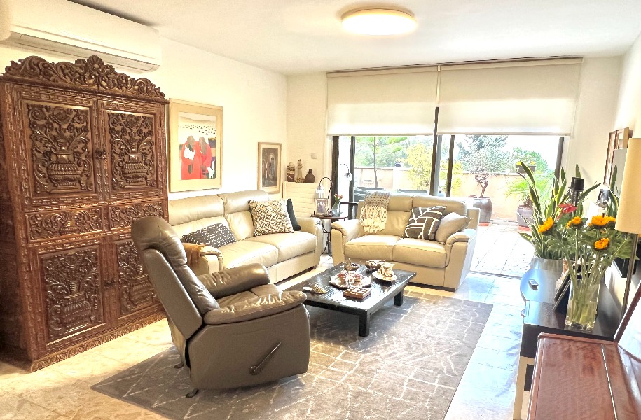 Terraced Home in the French Hill, 3 Rooms, Bright and Renovated, Large